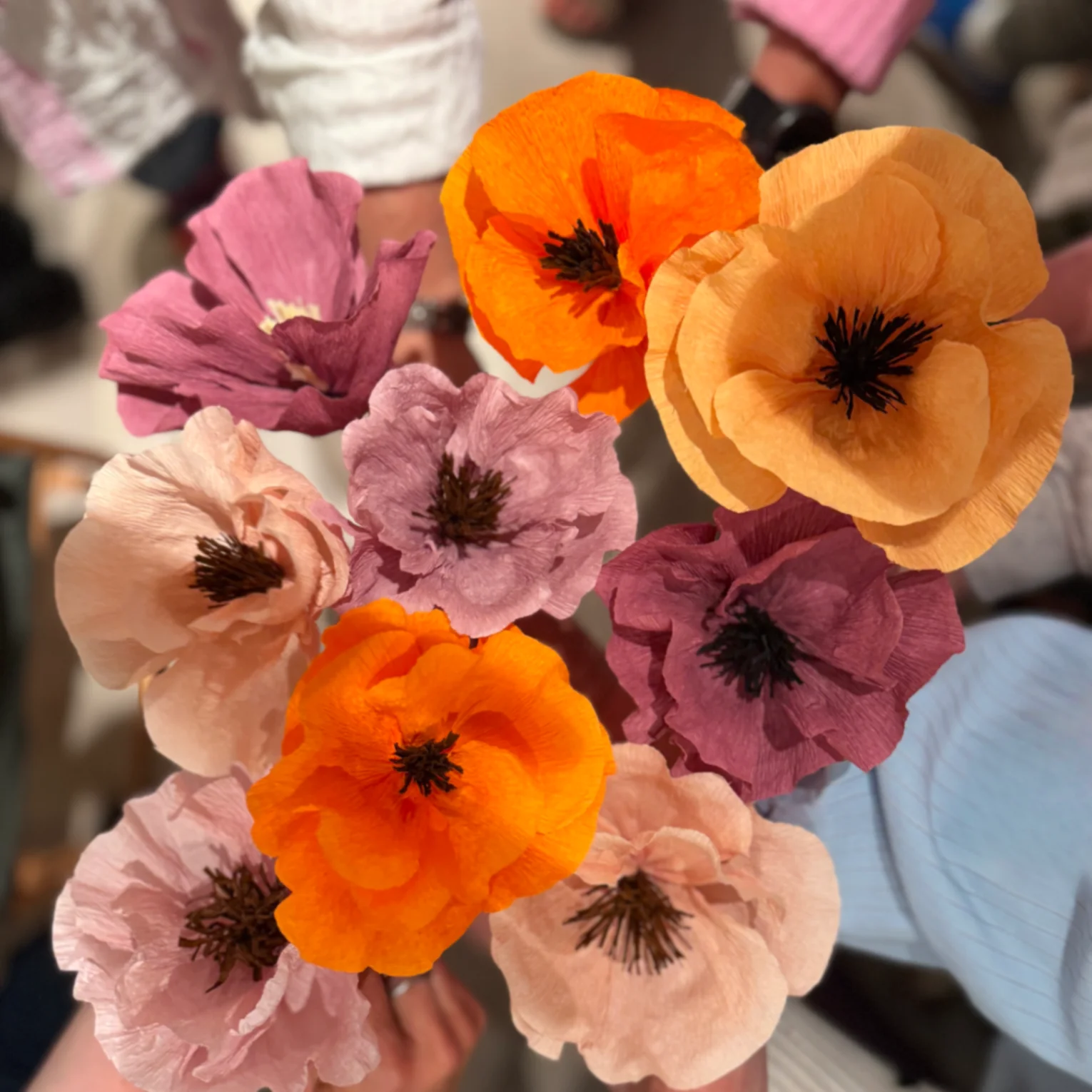 Lær å lage en valmueinspirert blomst av kreppapir